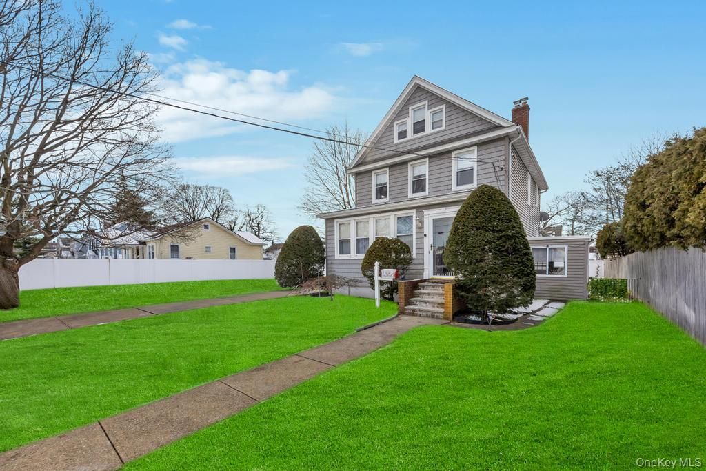 Exterior, Facade, Queen Anne Victorian