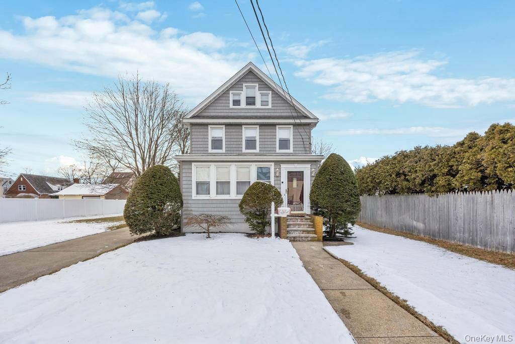 Exterior, Facade, Queen Anne Victorian