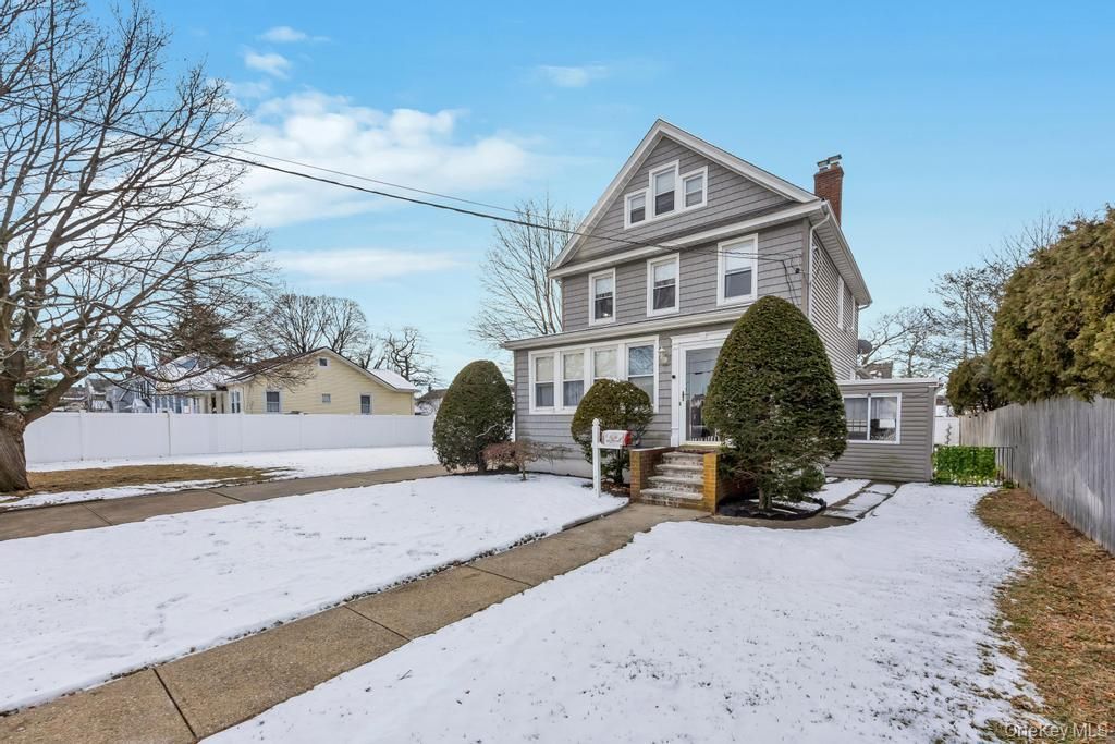 Exterior, Facade, Queen Anne Victorian