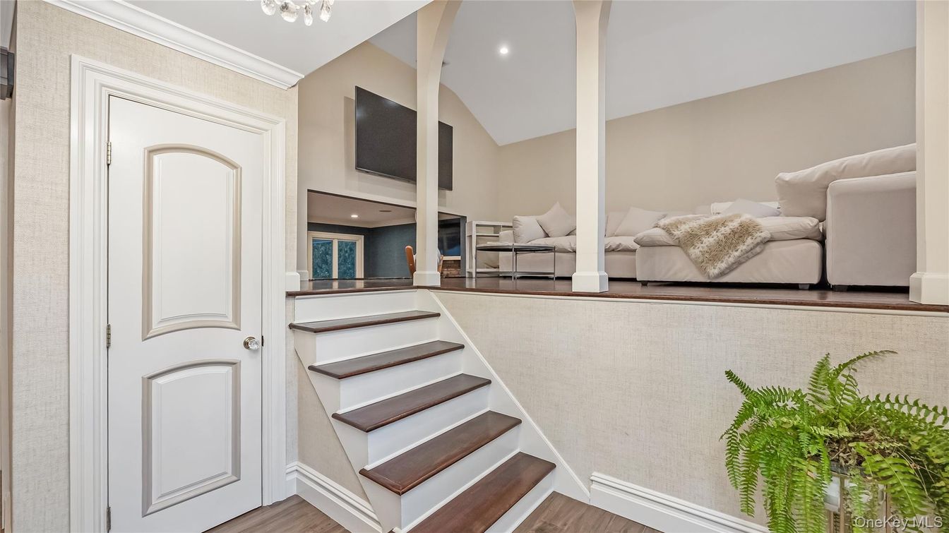 Interior, Recessed Lighting, Wood Texture Flooring