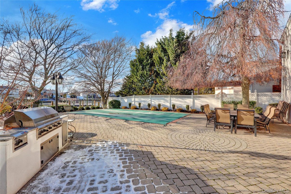 Exterior, Outdoor Kitchen, Pool