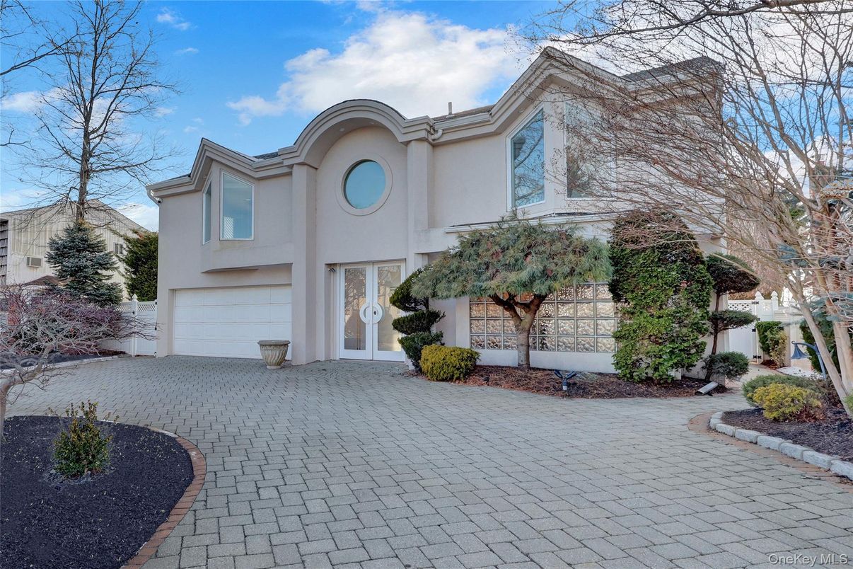 Attached, Exterior, Facade, Mediterranean