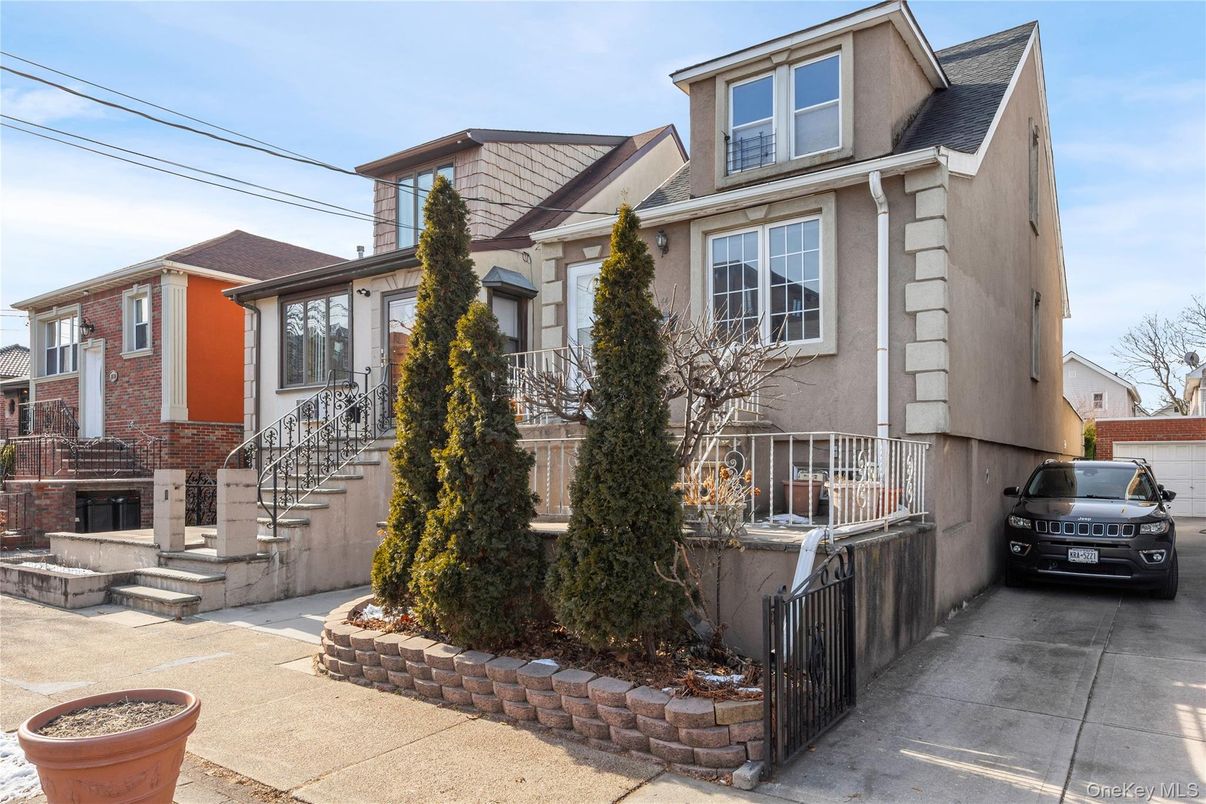 Exterior, Facade, American Foursquare