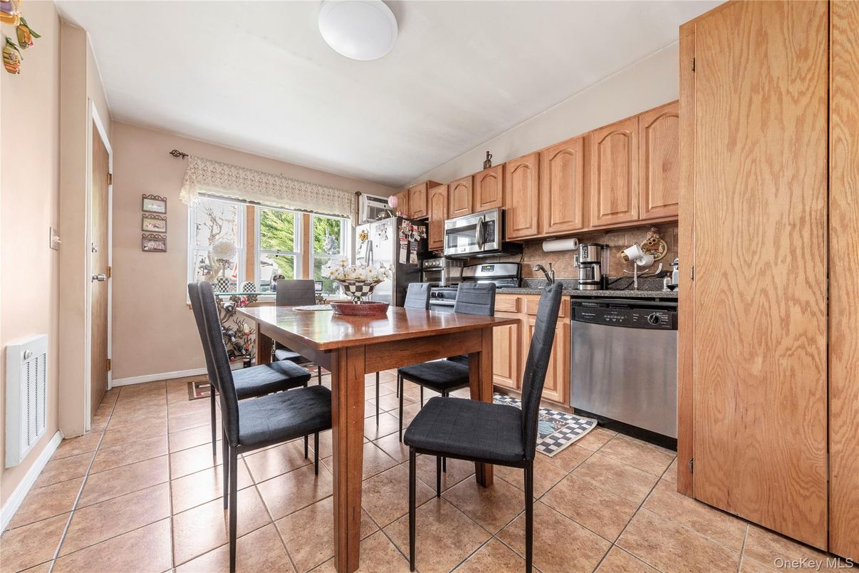 Dining room, Interior, Kitchen, Stainless Steel Appliances
