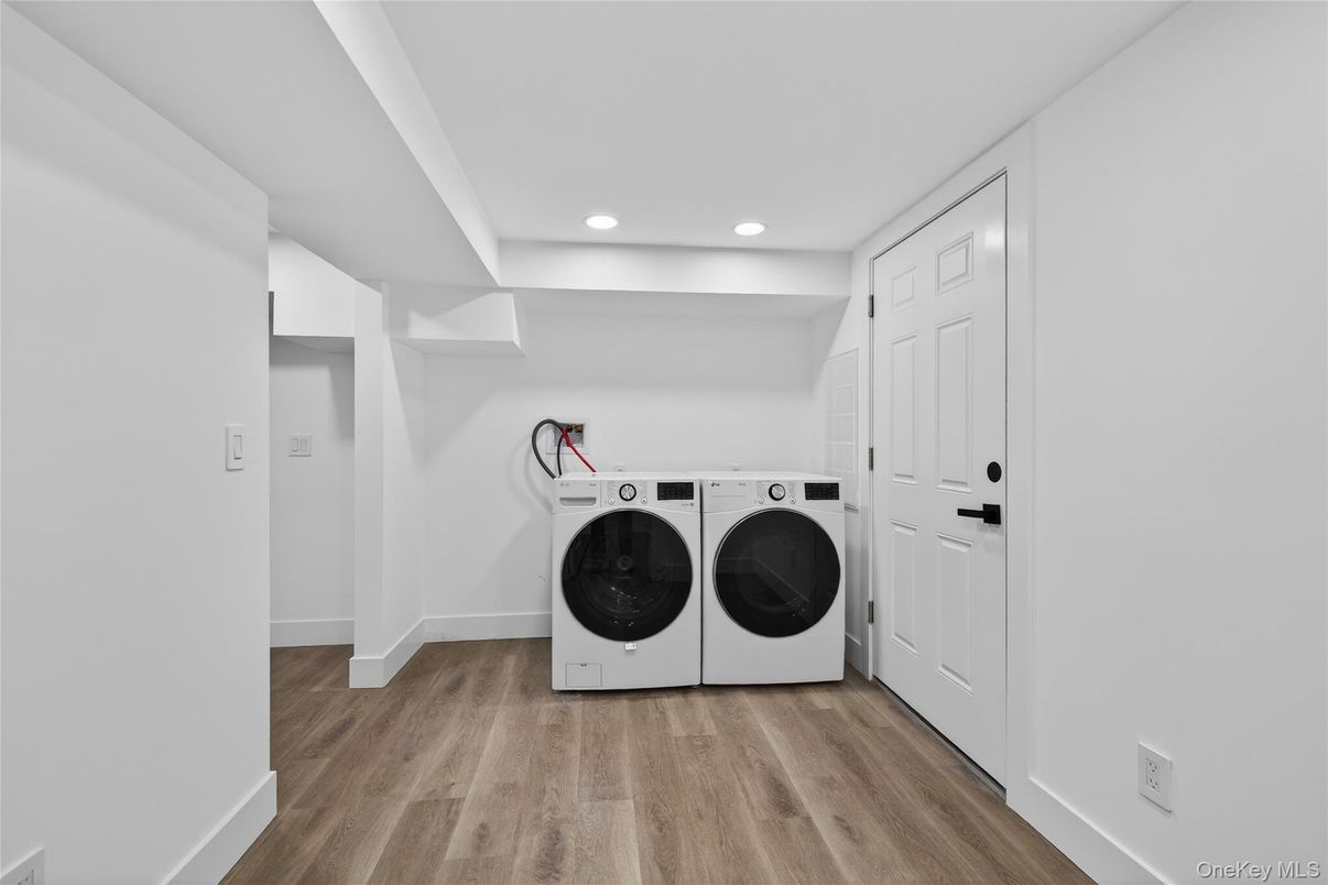 Interior, Recessed Lighting, Washer, Wood Texture Flooring