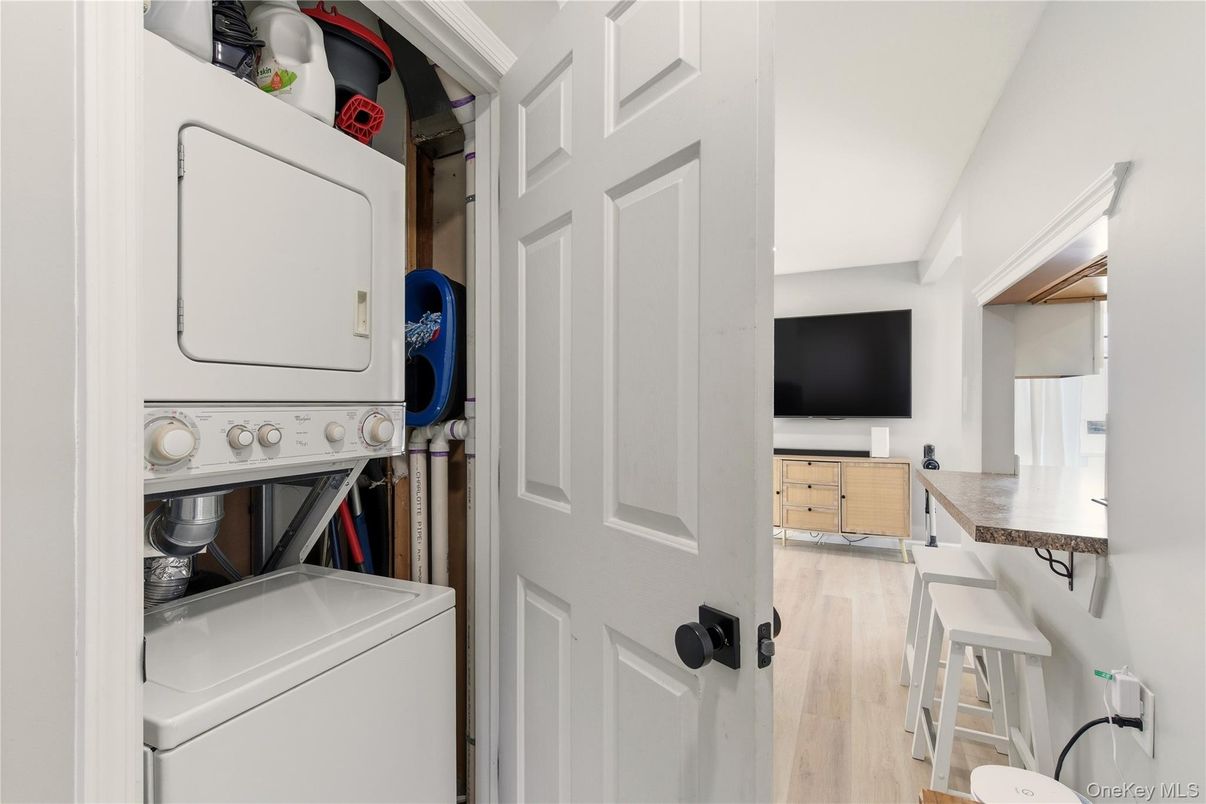 Interior, Utility Closets, Washer, Wood Texture Flooring