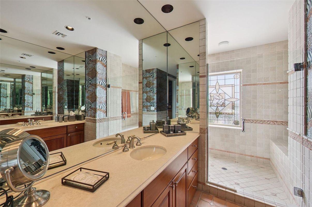 Bathroom, Dual Sink Vanities, Interior, Recessed Lighting