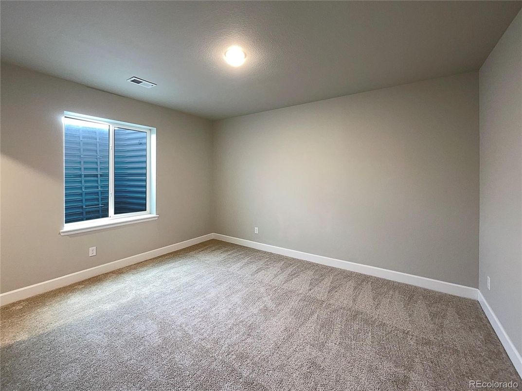 Empty room, Interior