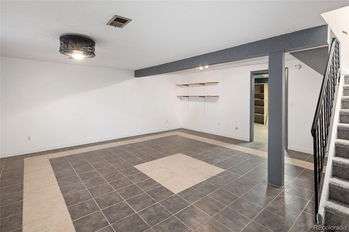 Empty room, Interior