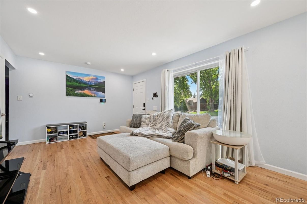 Interior, Living room, Recessed Lighting, Wood Texture Flooring