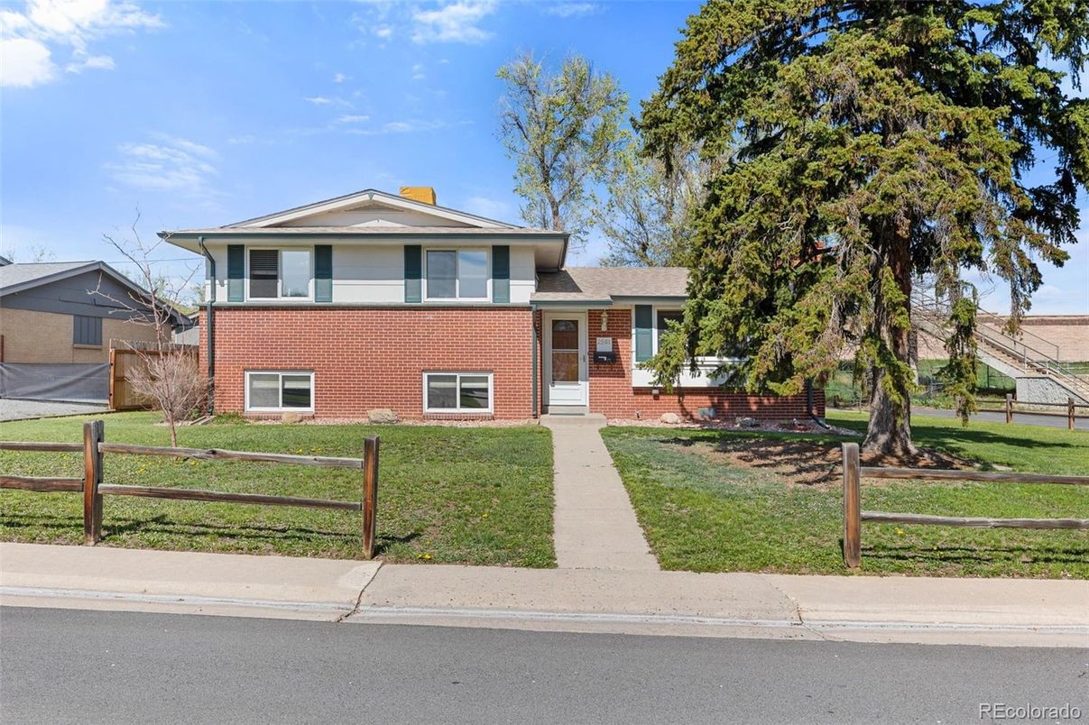 Exterior, Facade, Brick Facade, Split Level