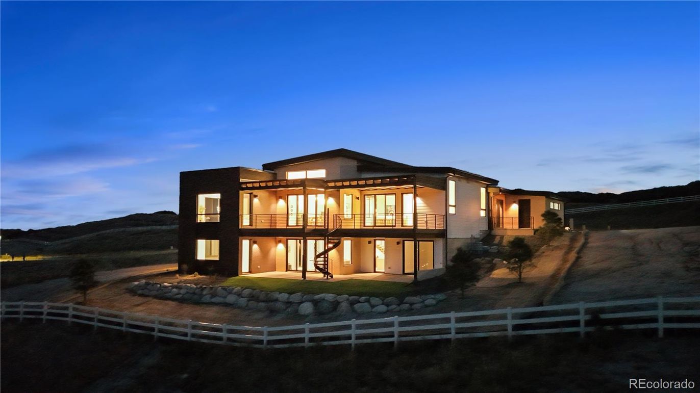 Backyard, Exterior, Facade, Modern