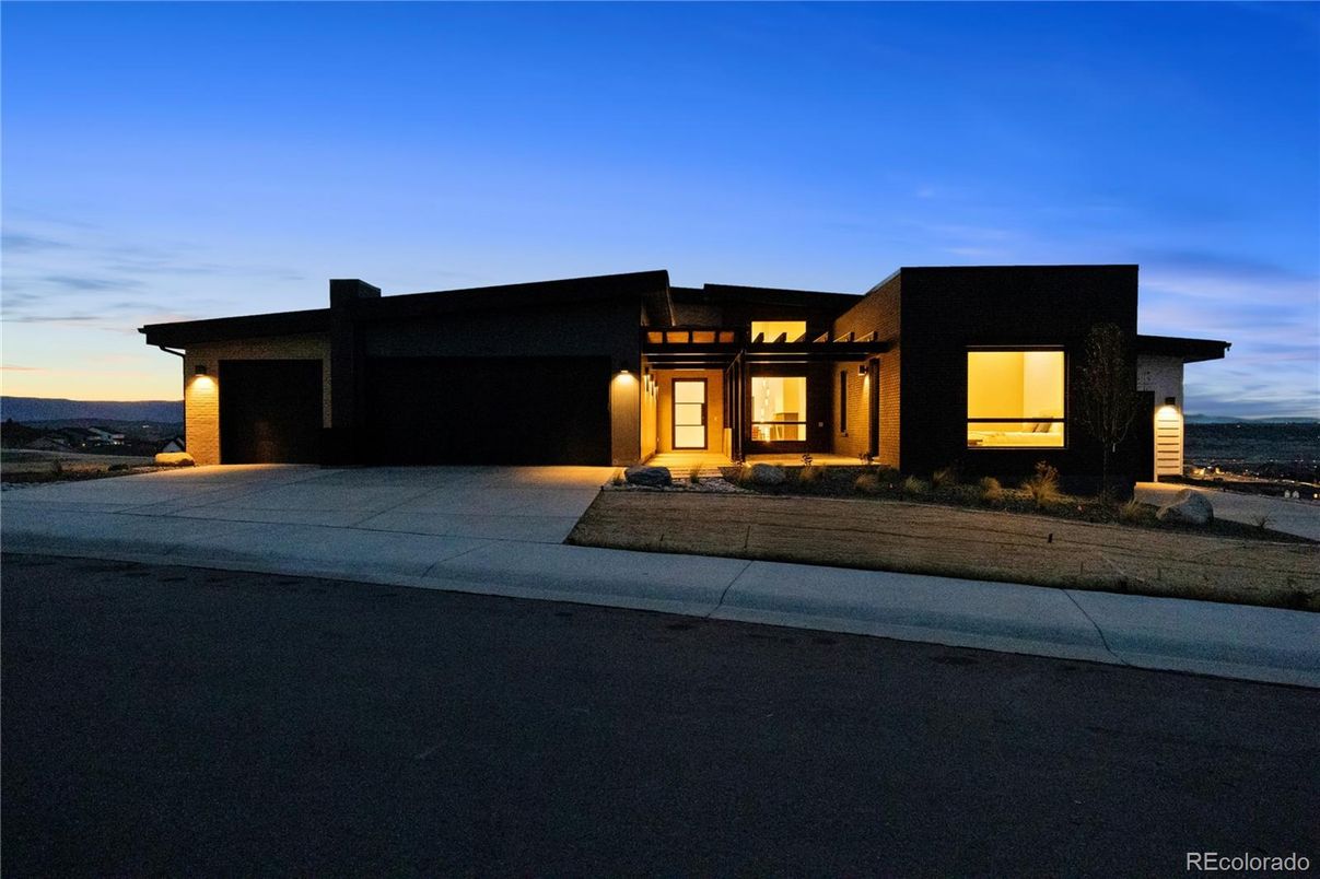 Attached, Exterior, Facade, Modern