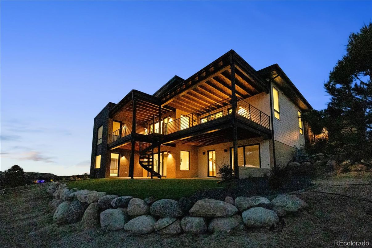 Backyard, Exterior, Facade, Modern