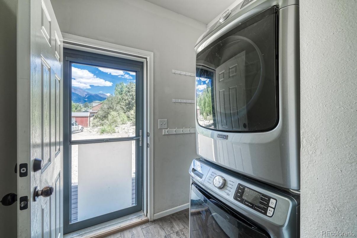 Interior, Washer, Wood Texture Flooring