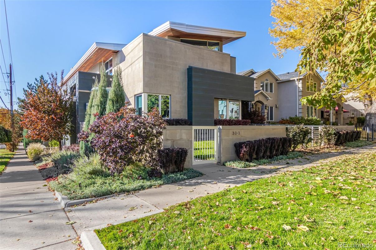 Exterior, Facade, Modern