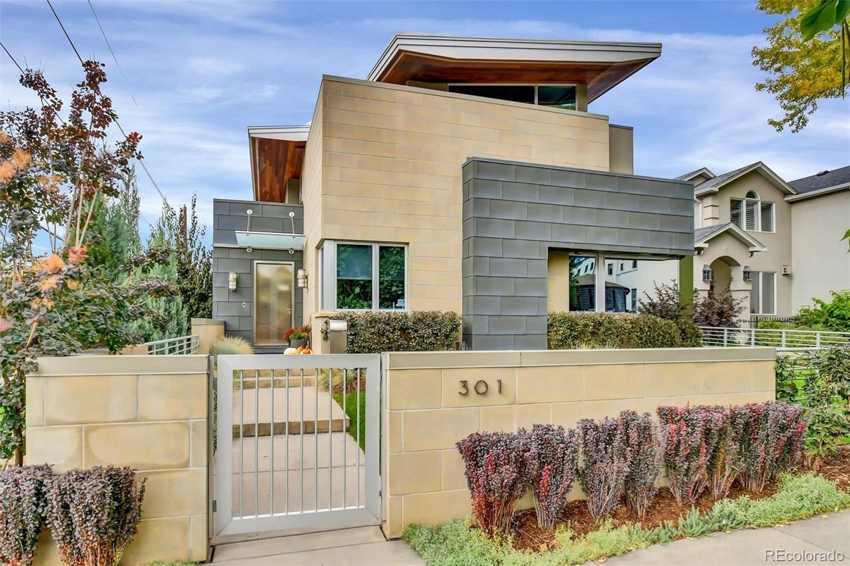 Exterior, Facade, Modern