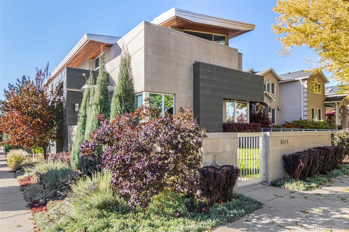 Exterior, Facade, Modern