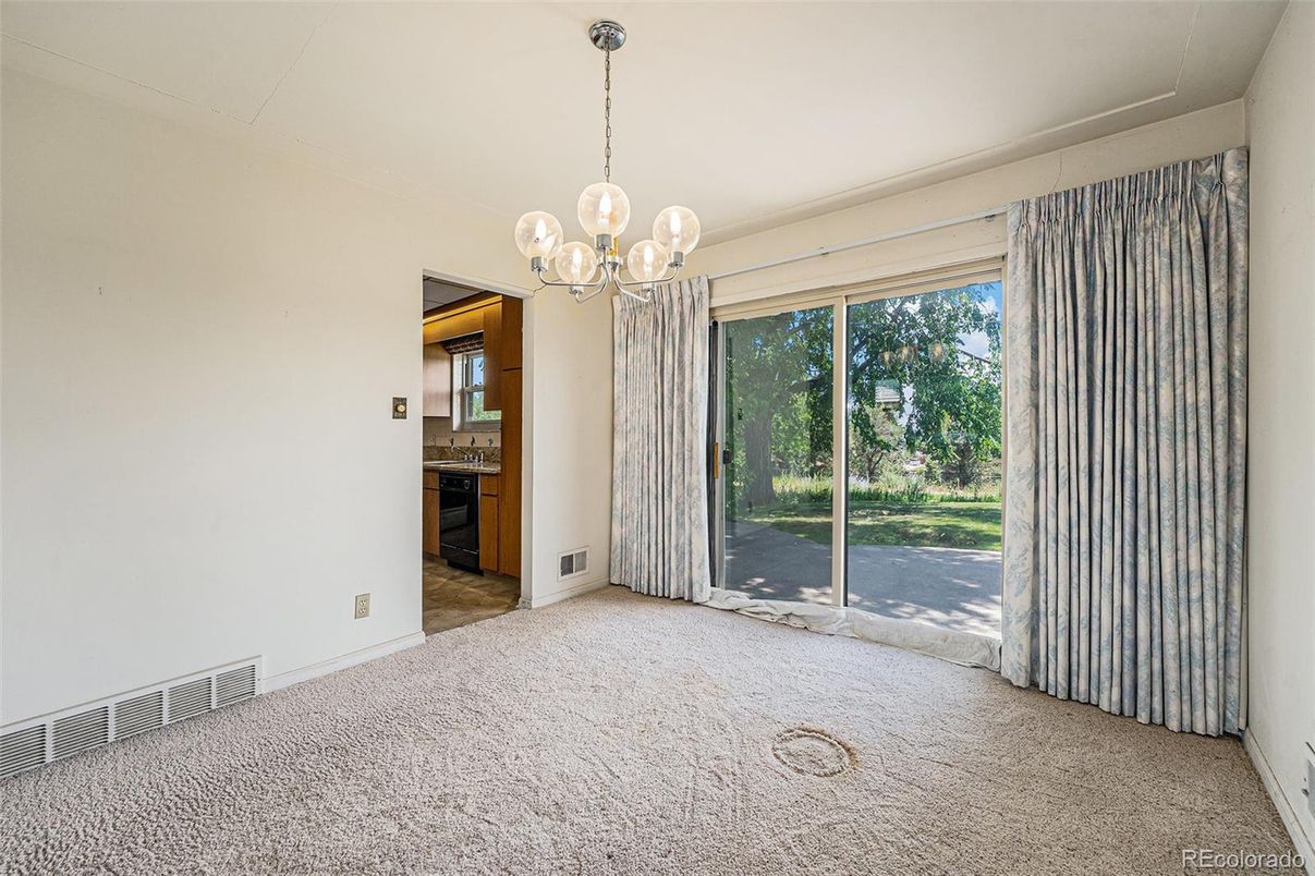 Chandelier, Empty room, Interior, Pendant Lights