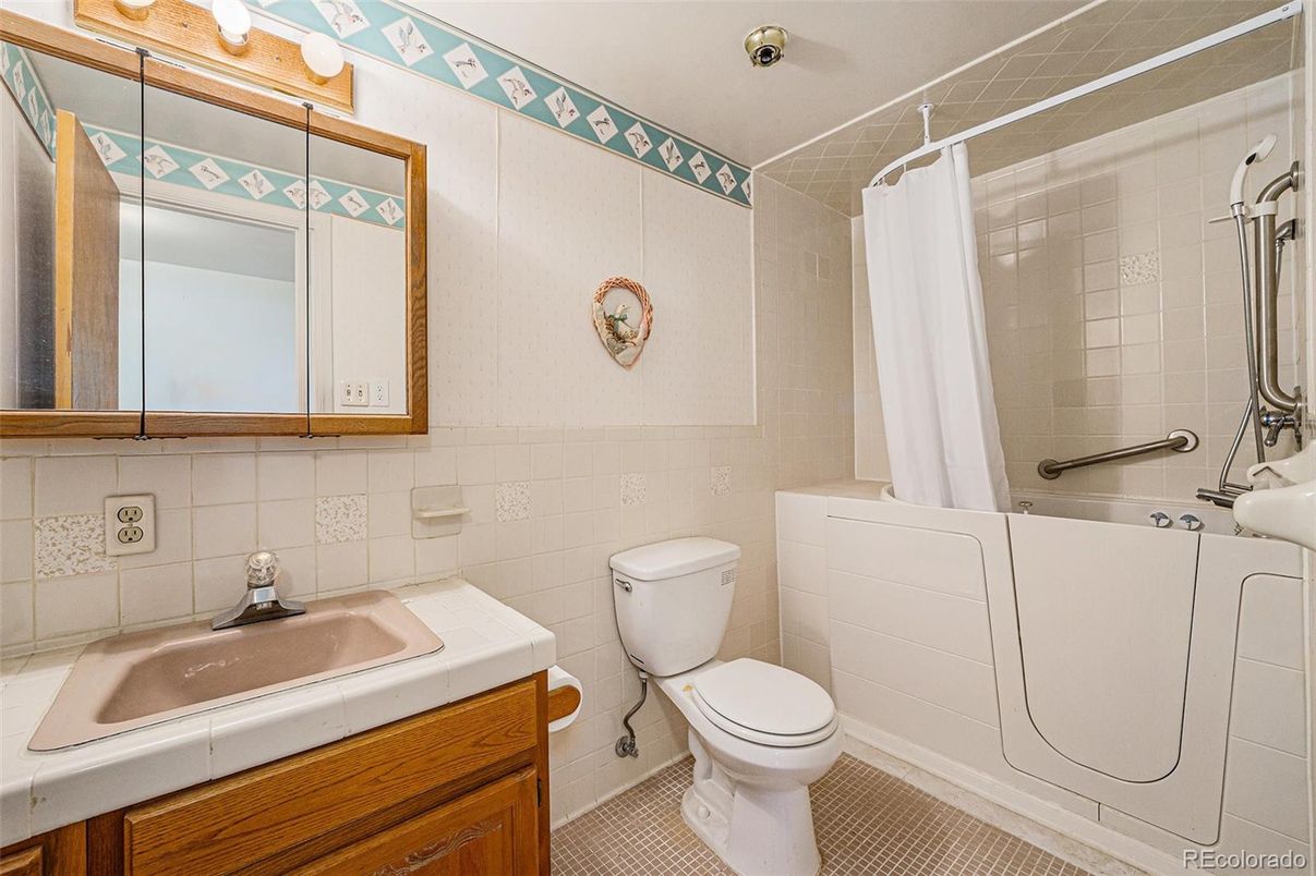 Bathroom, Interior, Tile Countertops
