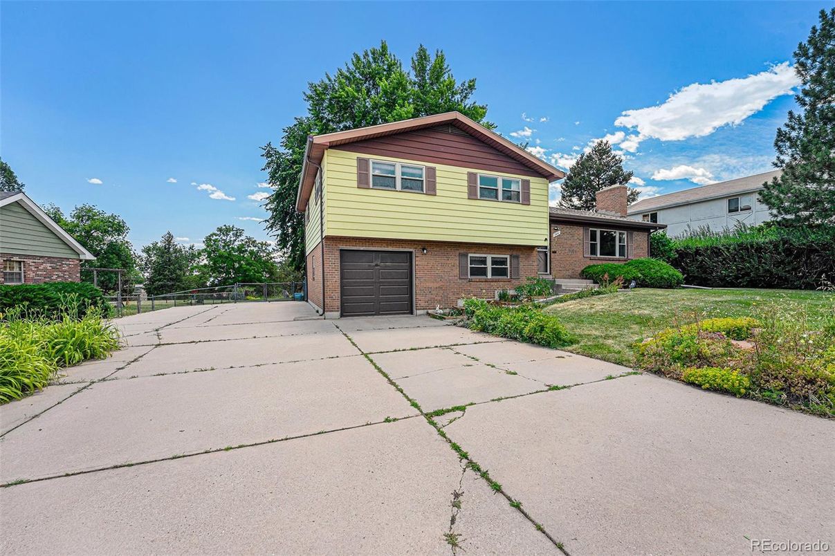 Attached, Exterior, Facade, Brick Facade, Split Level