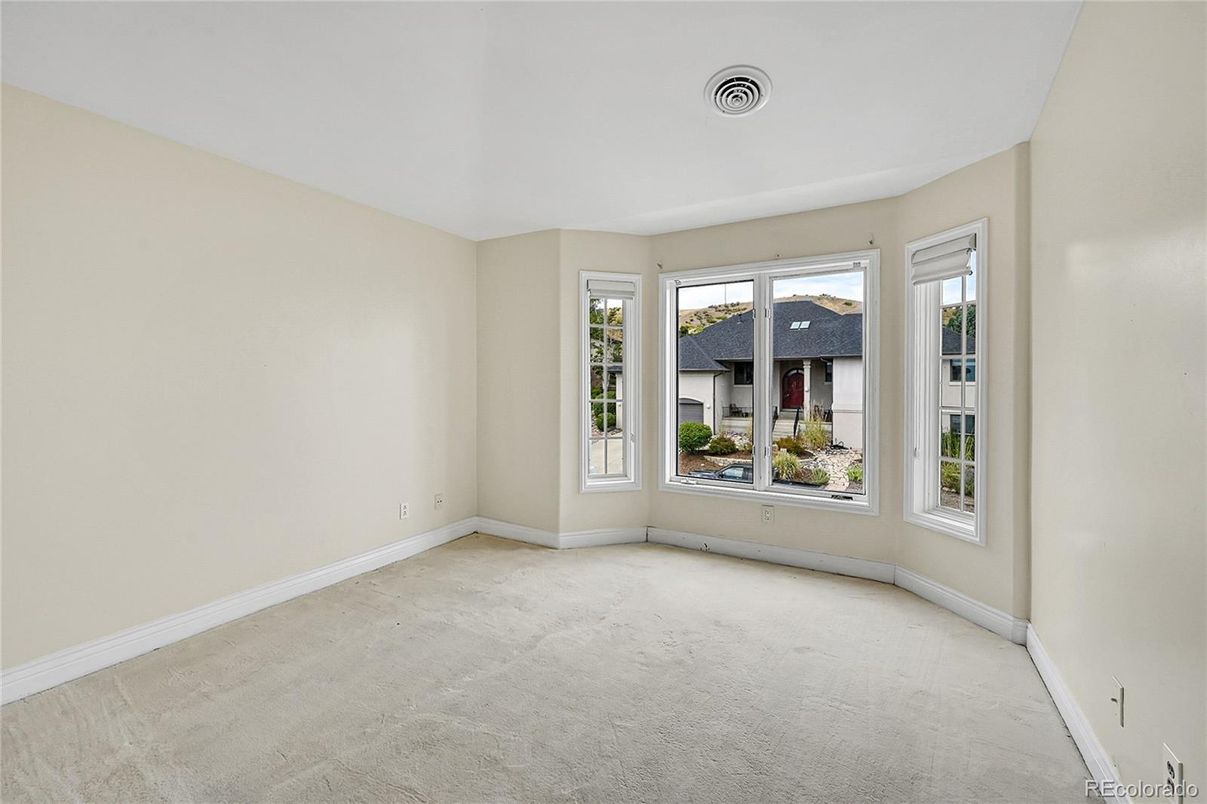 Empty room, Interior