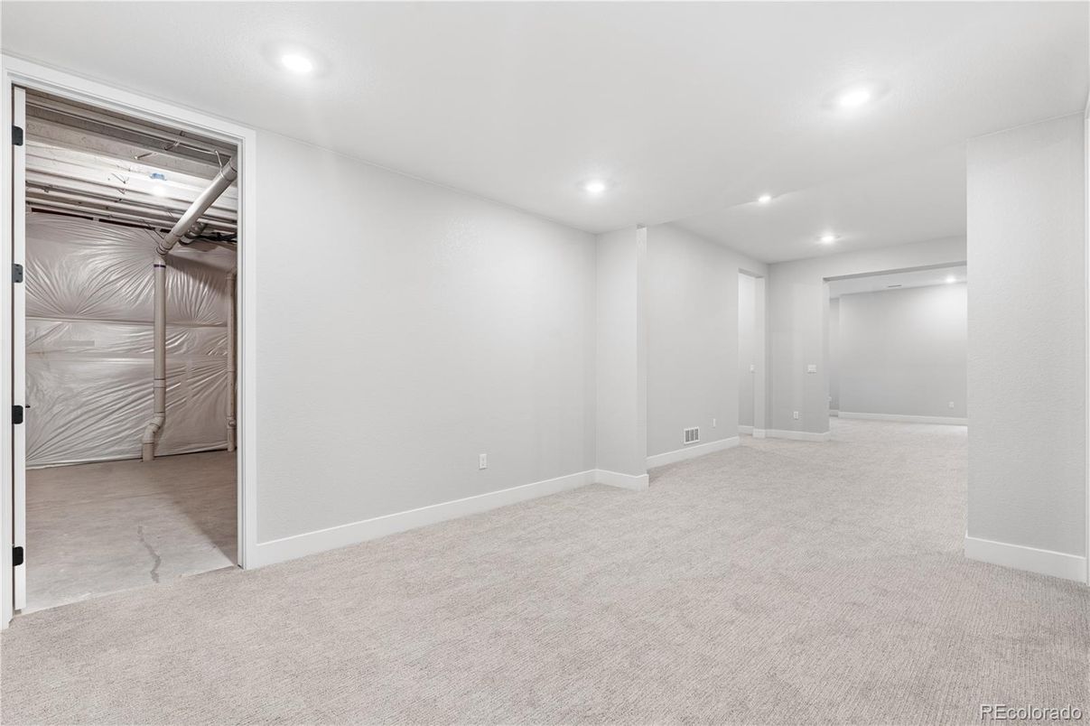 Empty room, Interior, Recessed Lighting