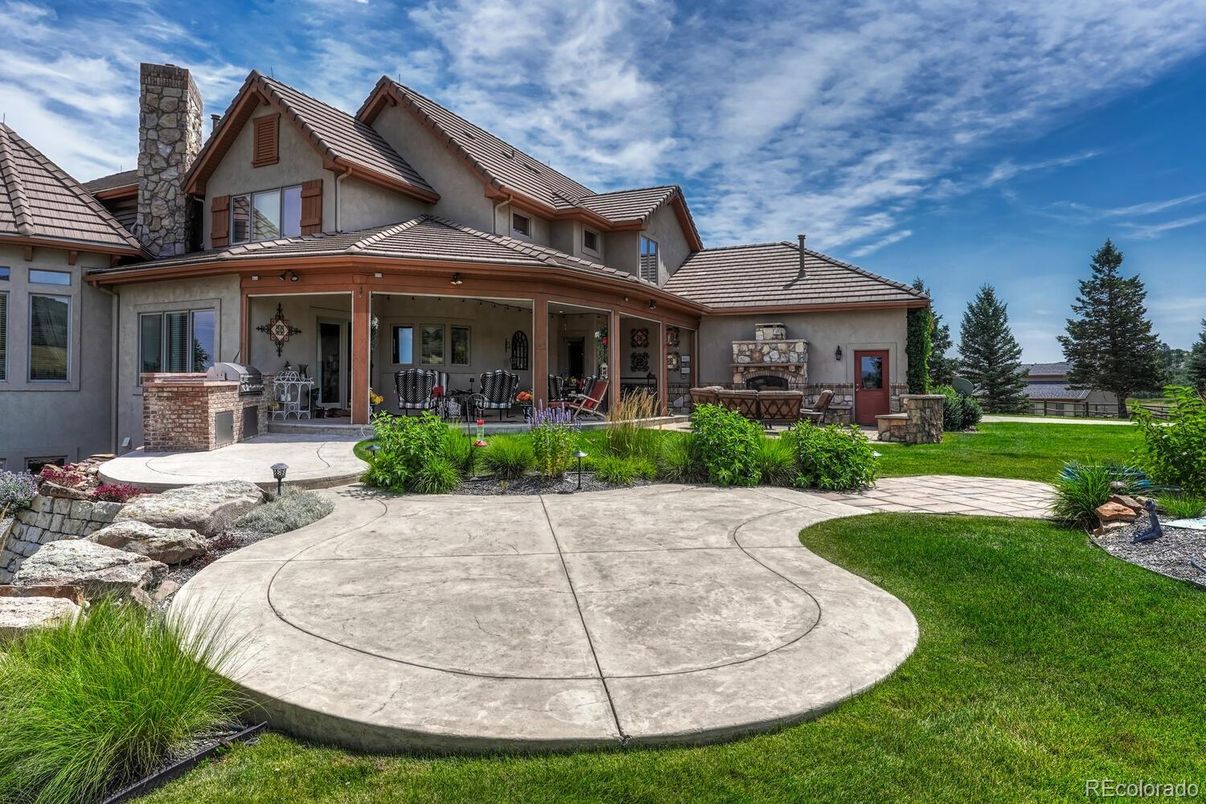 Backyard, Exterior, Facade, Queen Anne Victorian