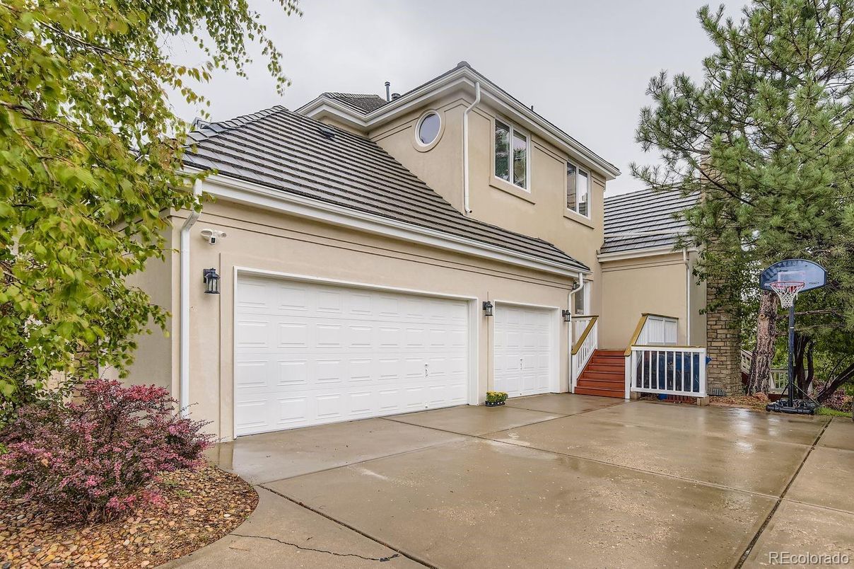 Attached, Exterior, Facade, None