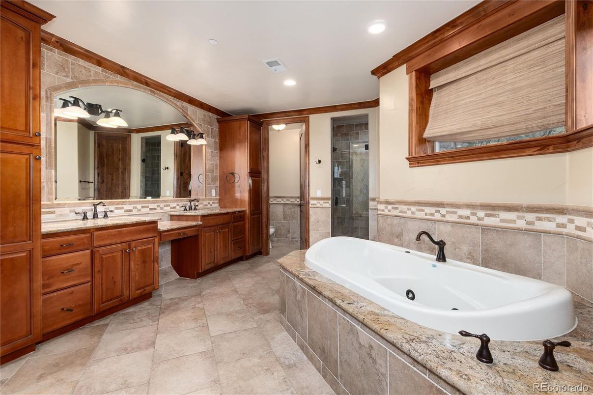 Bathroom, Dual Sink Vanities, Interior, Recessed Lighting