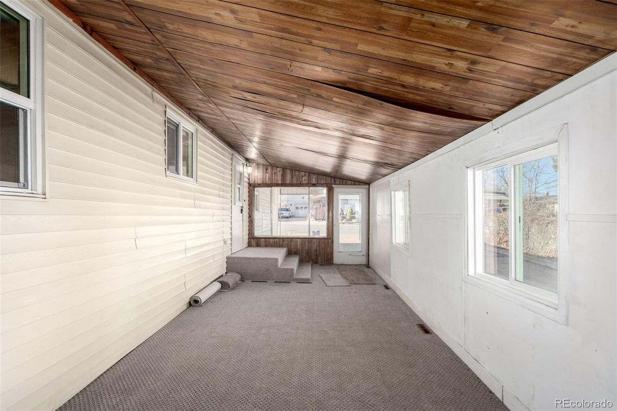 Empty room, Interior, Wooden Ceilings