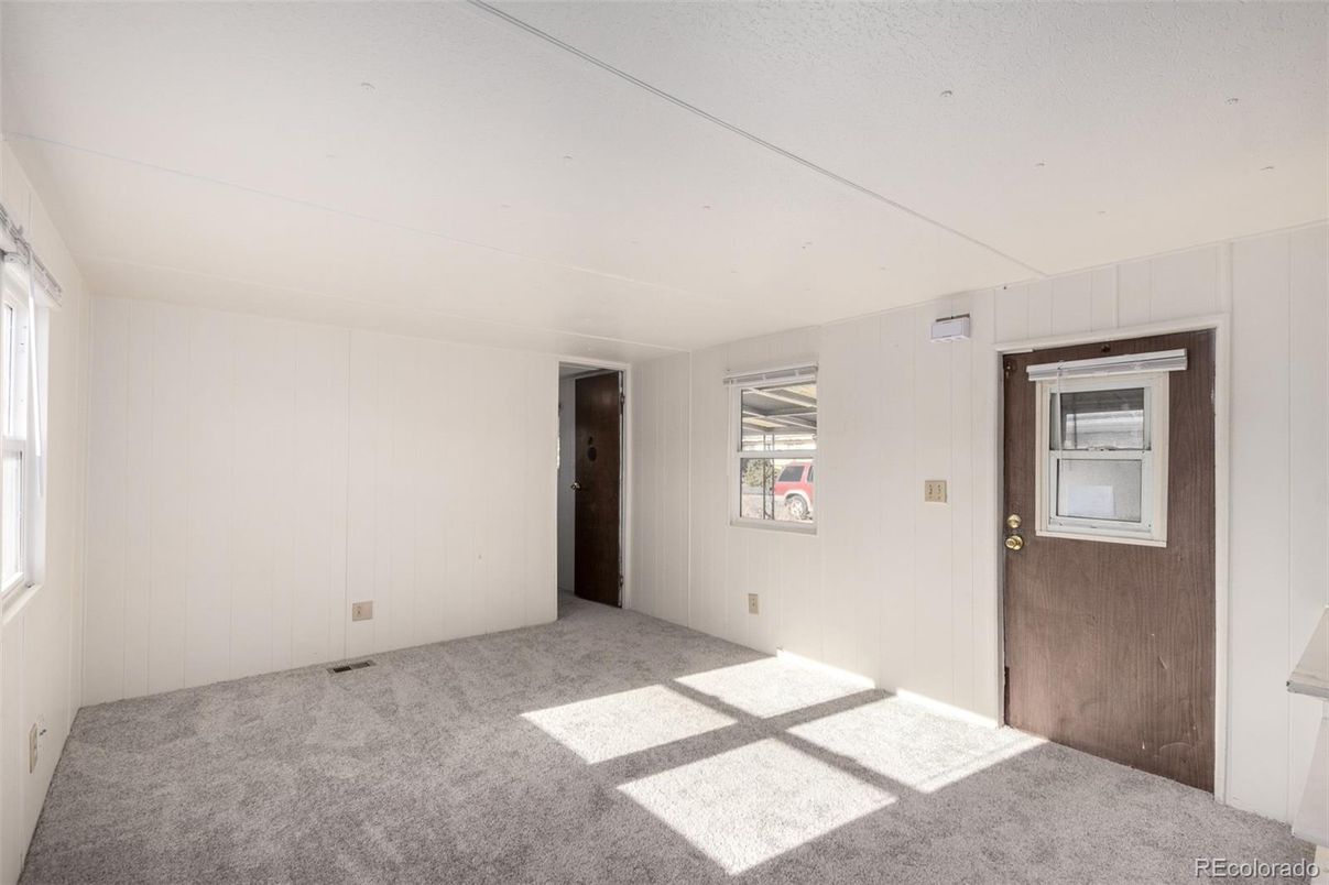 Empty room, Interior