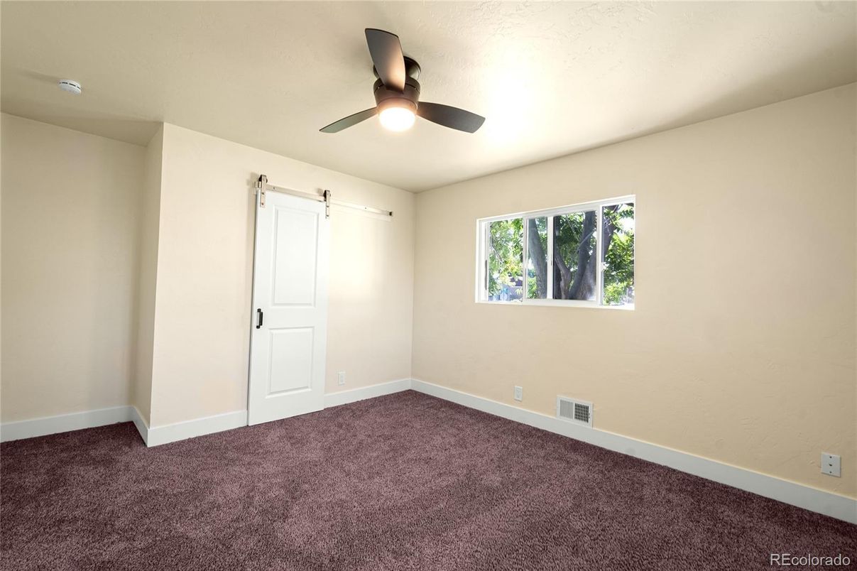 Empty room, Interior