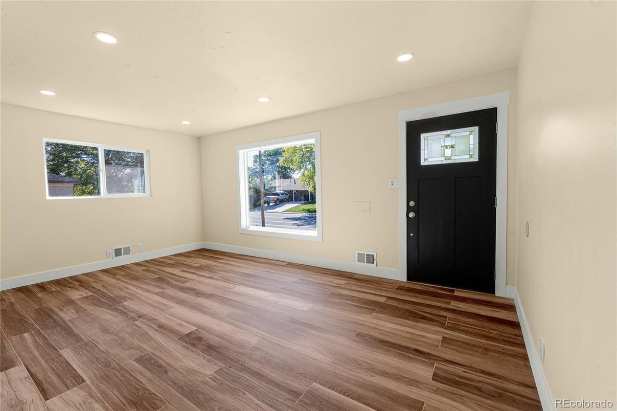 Empty room, Interior, Recessed Lighting, Wood Texture Flooring