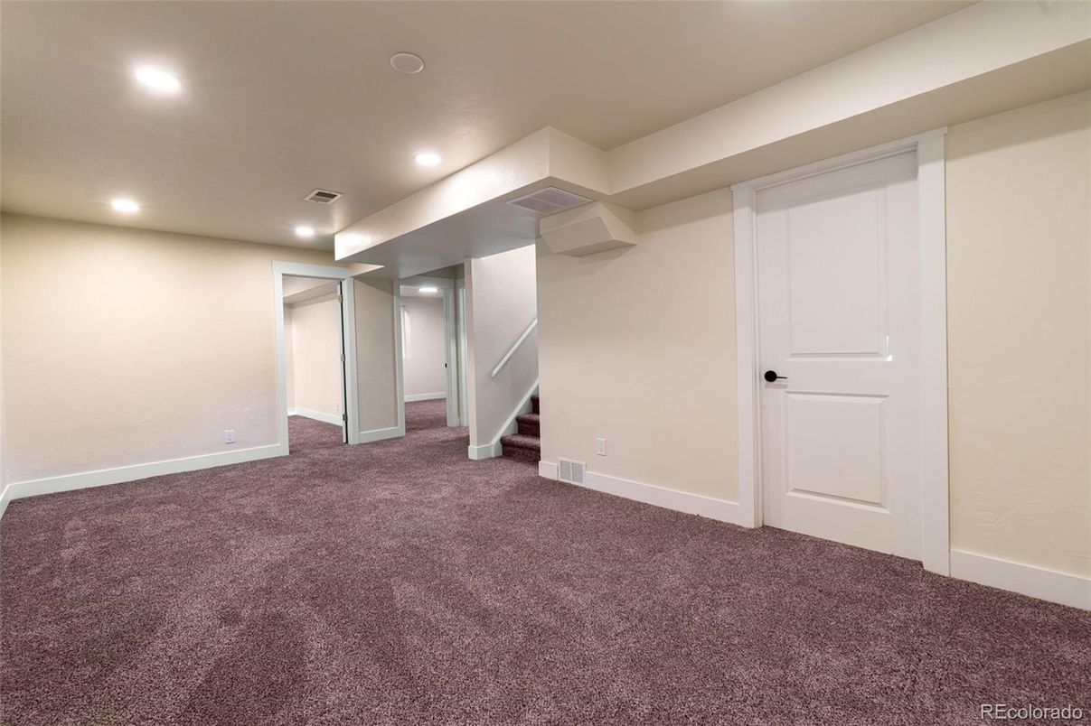Empty room, Interior, Recessed Lighting