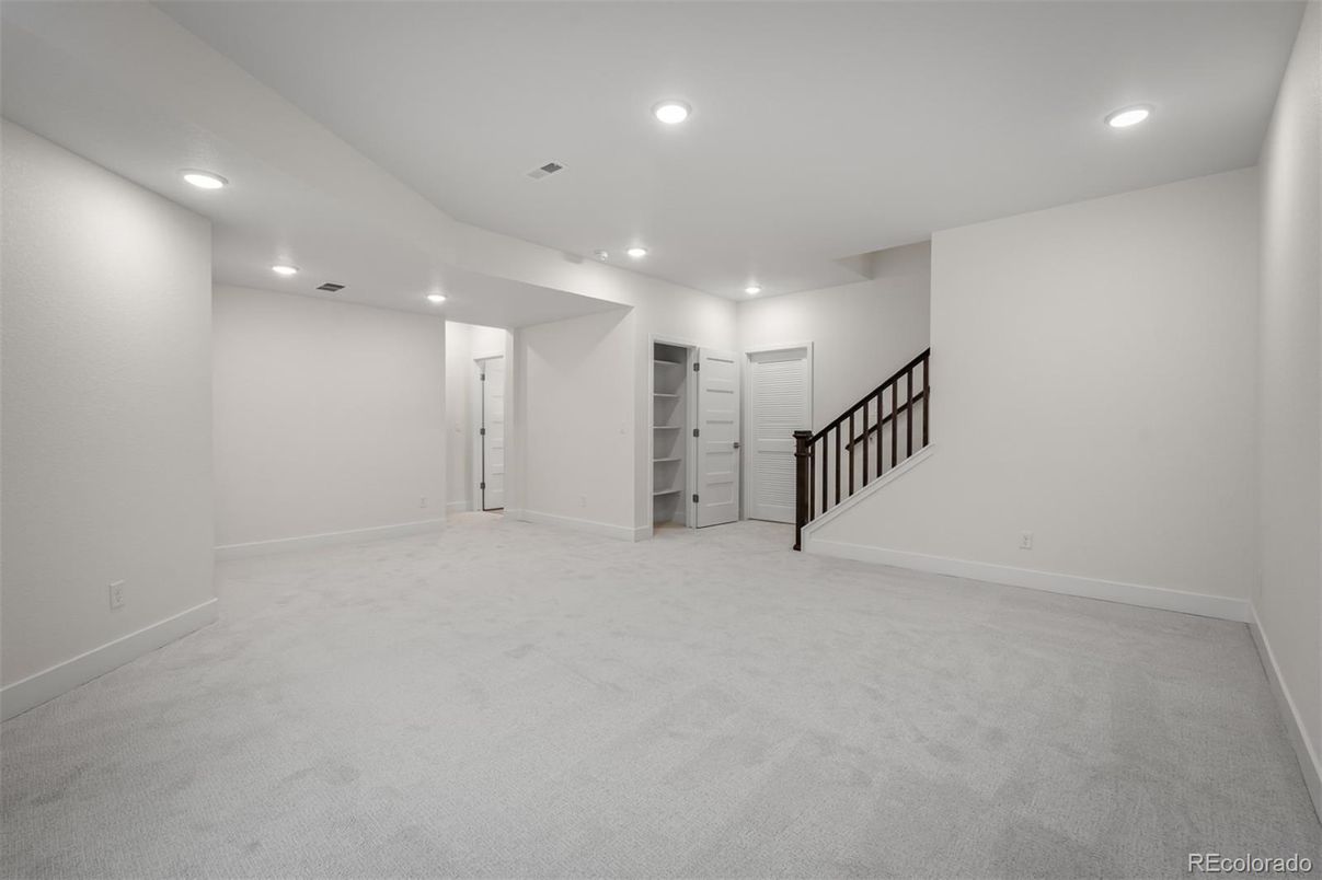 Empty room, Interior, Recessed Lighting