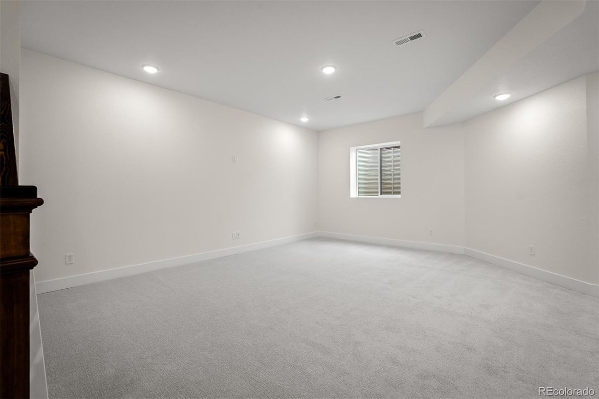 Empty room, Interior, Recessed Lighting