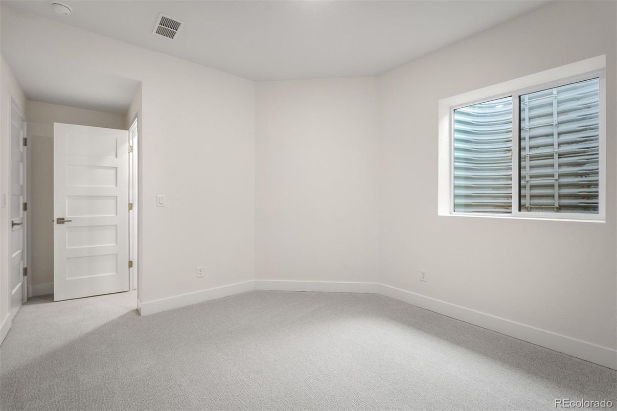 Empty room, Interior