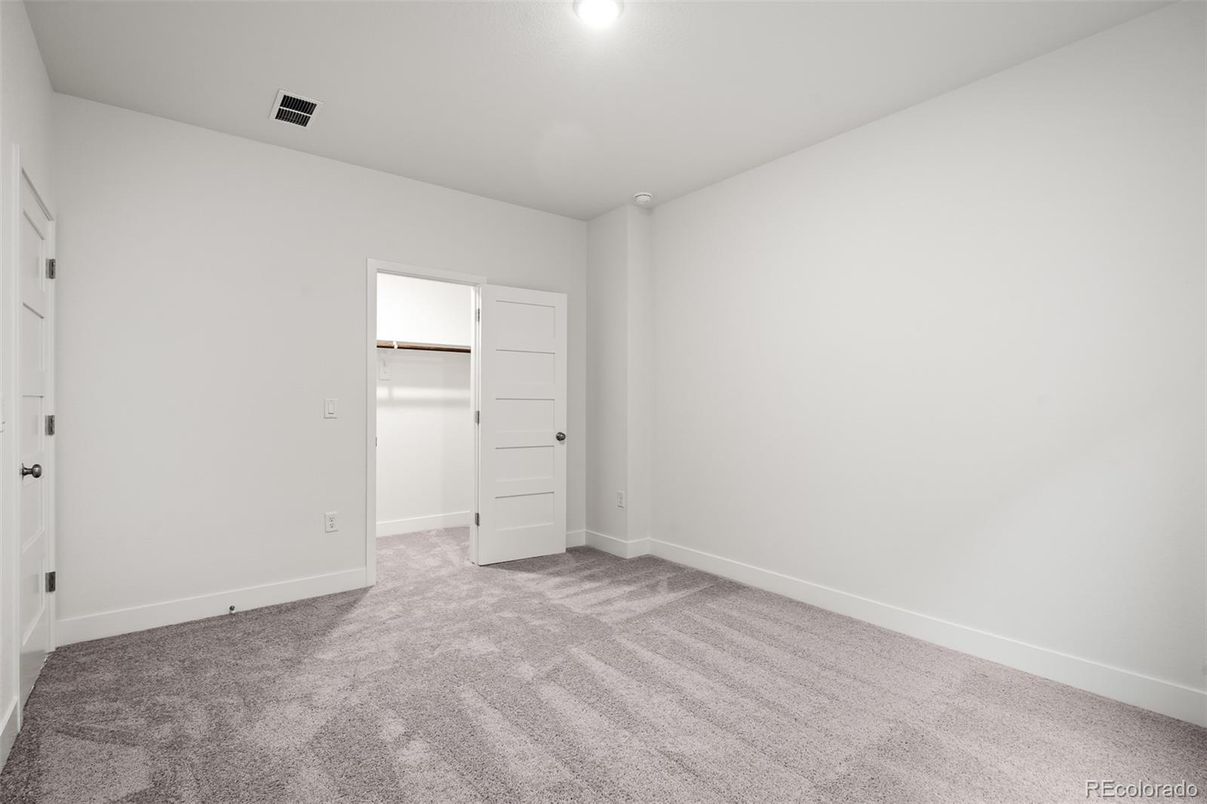 Empty room, Interior