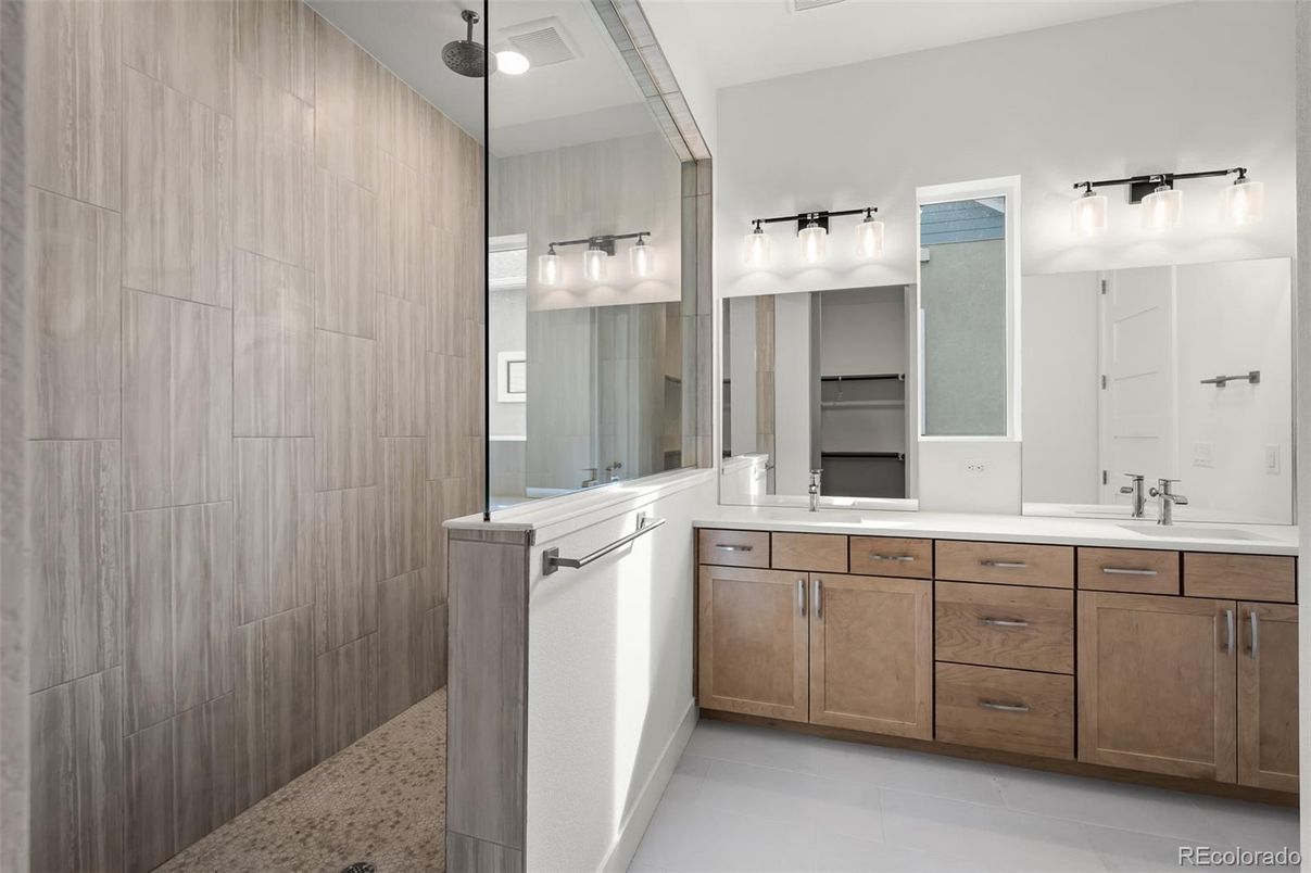 Bathroom, Dual Sink Vanities, Interior, Recessed Lighting