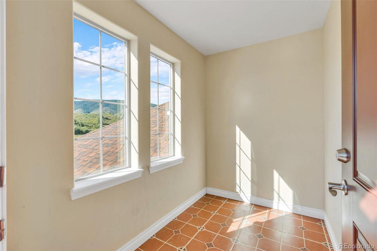 Empty room, Interior