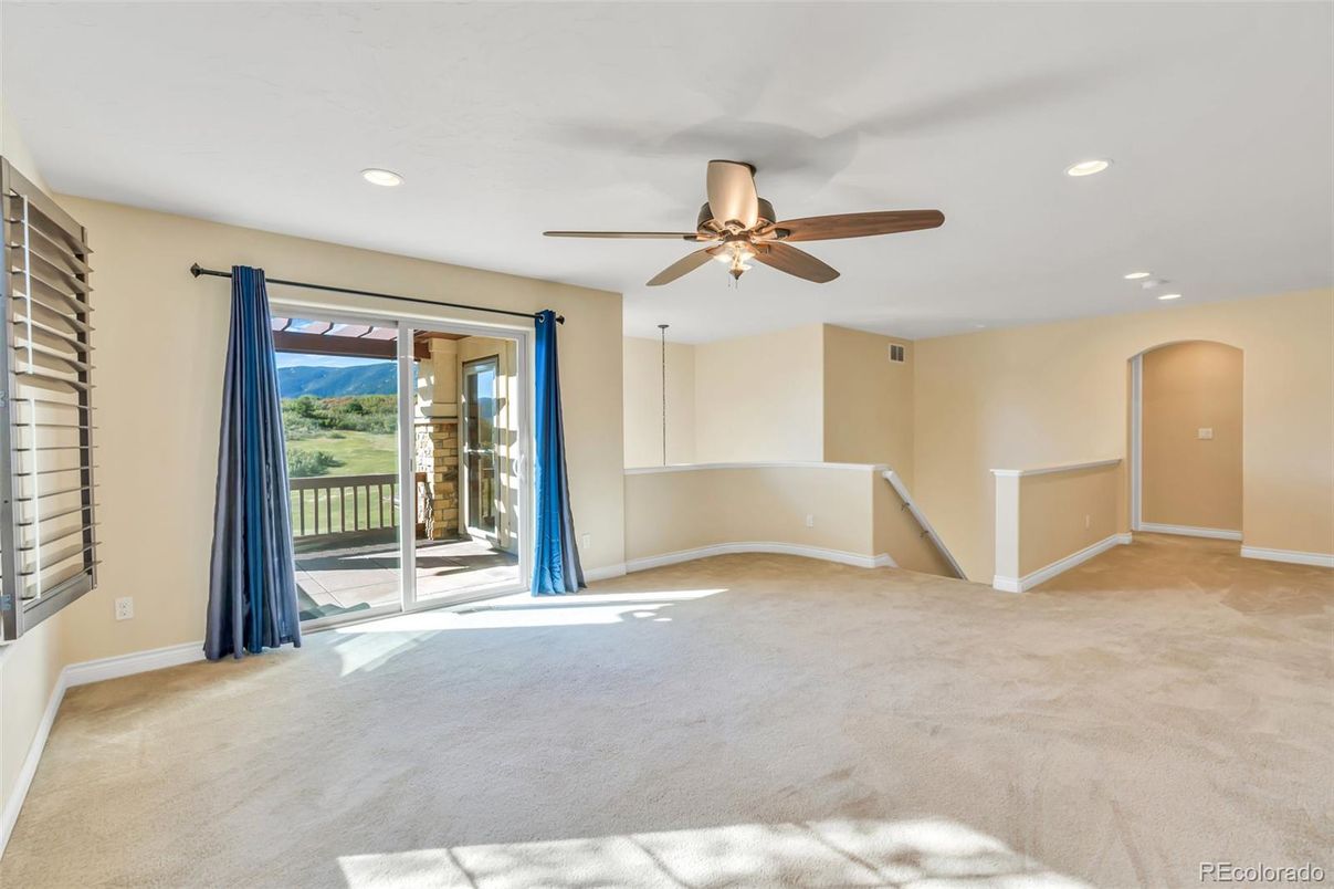 Empty room, Interior, Recessed Lighting