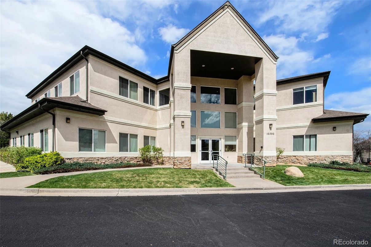 Exterior, Facade, Modern