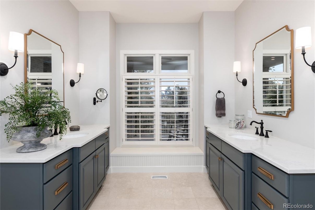 Bathroom, Dual Sink Vanities, Interior