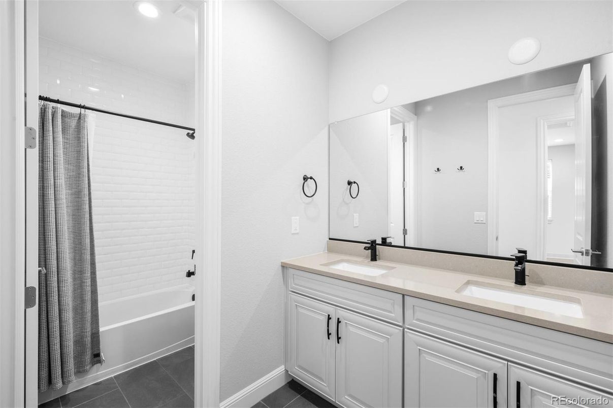 Bathroom, Dual Sink Vanities, Interior, Recessed Lighting