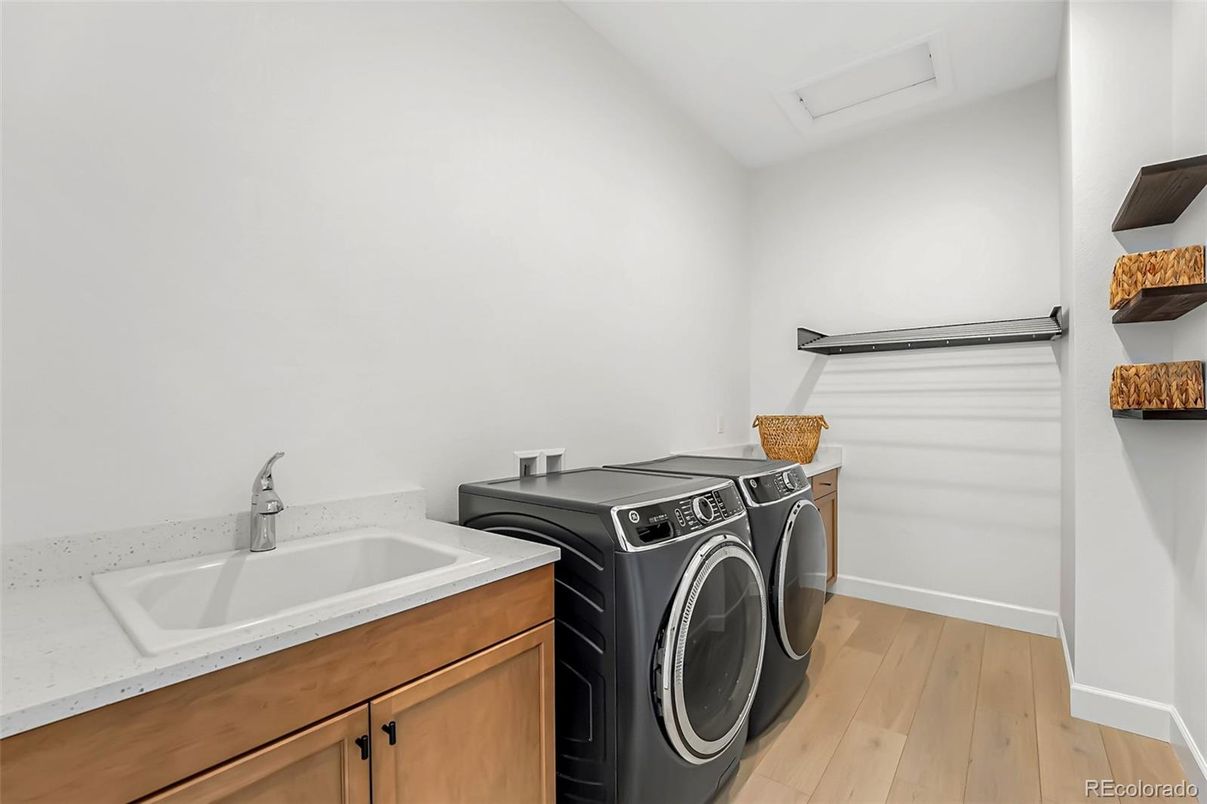 Interior, Washer, Wood Texture Flooring