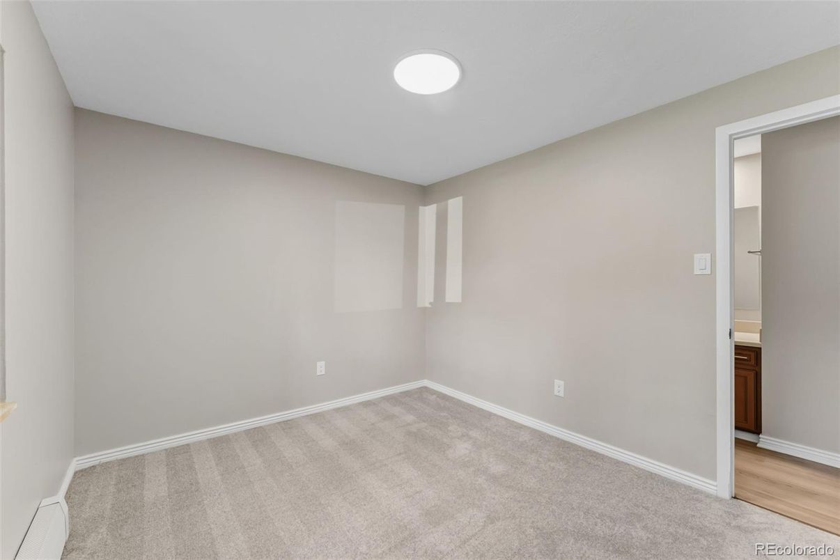 Empty room, Interior