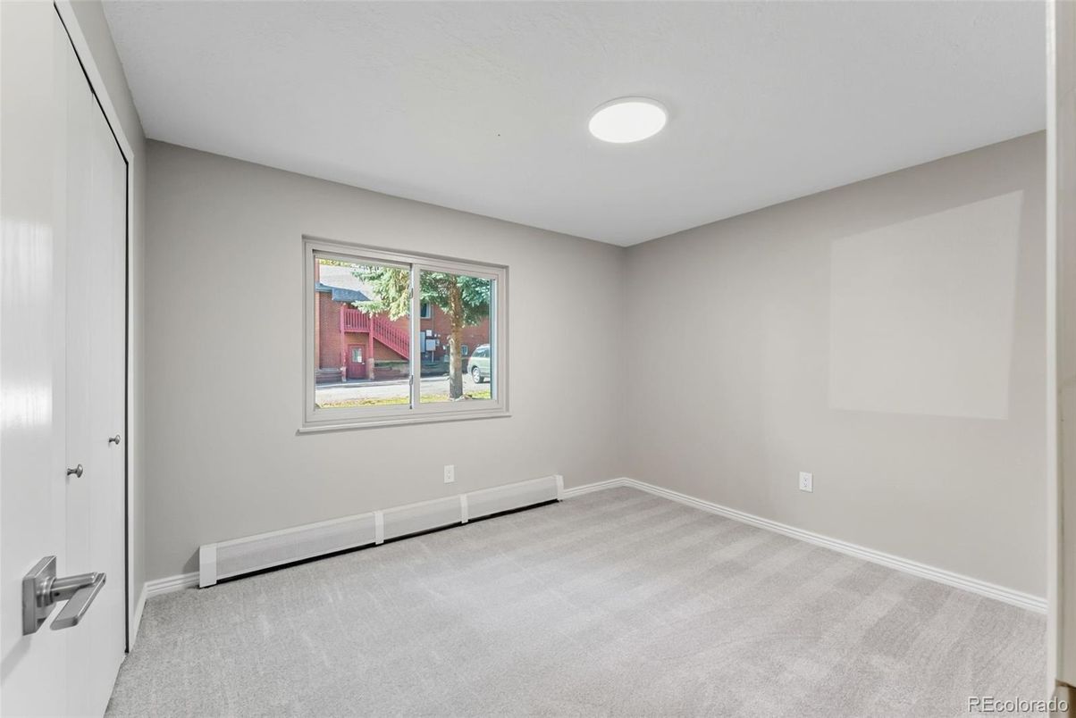 Empty room, Interior