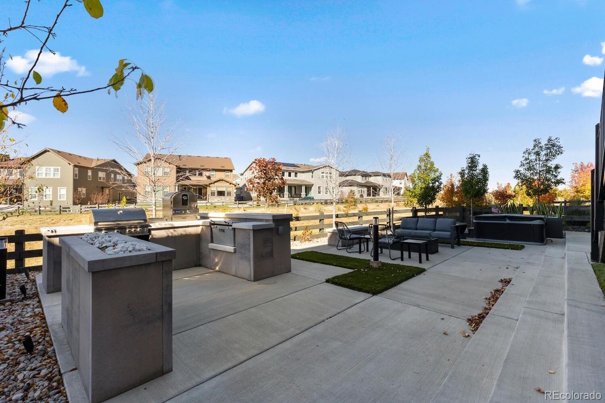 Exterior, Outdoor Kitchen