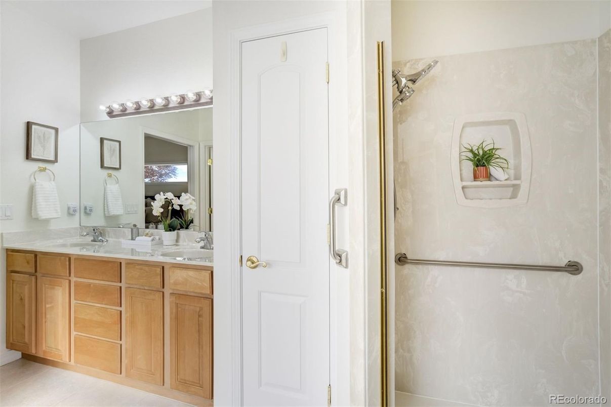 Bathroom, Dual Sink Vanities, Interior